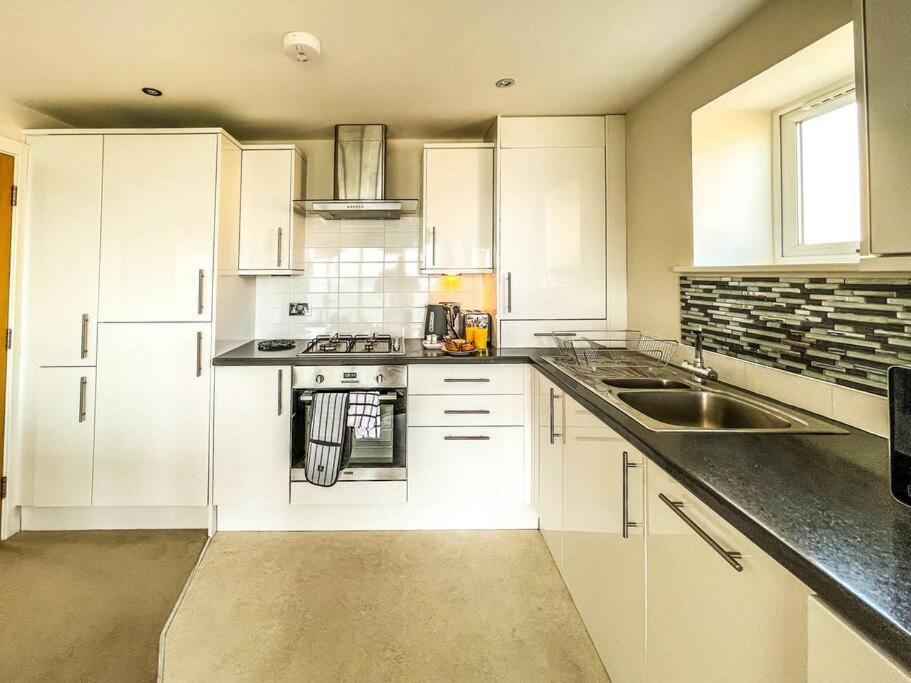 Soho Beach Apartment With Fabulous Sea View And 2 Minutes To The Beach With Free Parking And Netflix Bournemouth Buitenkant foto