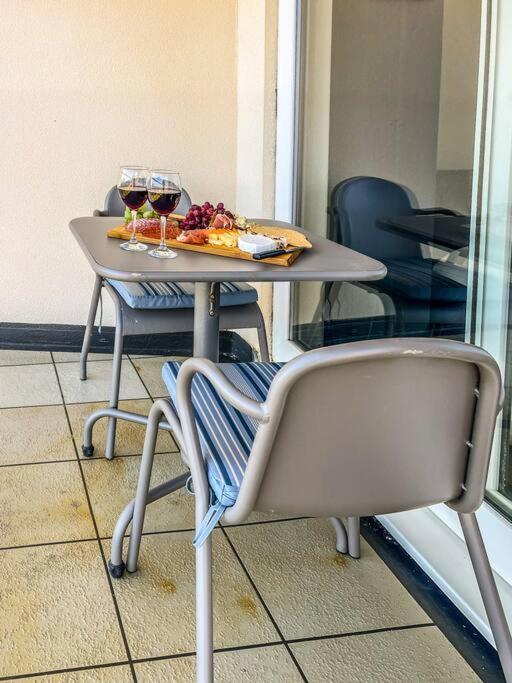 Soho Beach Apartment With Fabulous Sea View And 2 Minutes To The Beach With Free Parking And Netflix Bournemouth Buitenkant foto