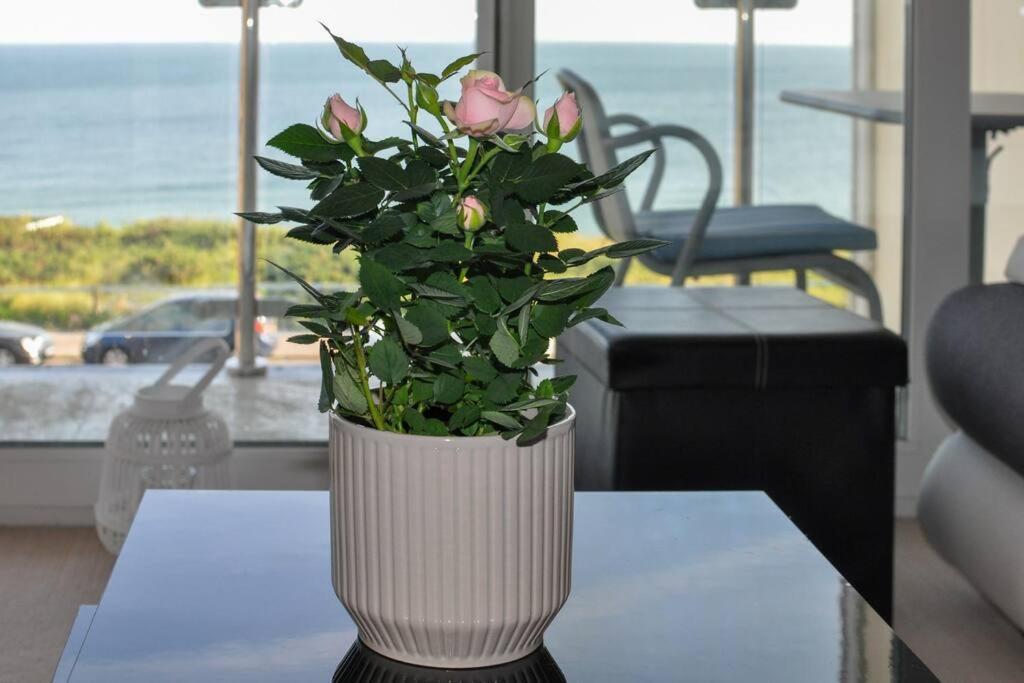 Soho Beach Apartment With Fabulous Sea View And 2 Minutes To The Beach With Free Parking And Netflix Bournemouth Buitenkant foto